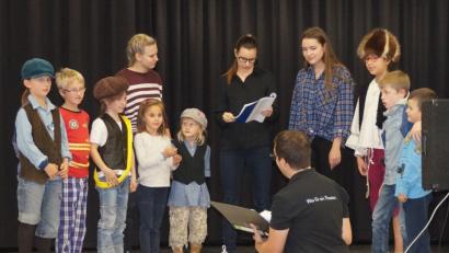 Bild: weu
Ovigos  künstlerischer Leiter Florian Wein und Theaterpädagogin Theresa Weidhas legen sehr viel Wert auf Nachwuchsausbildung. In regelmäßigen Abständen werden Workshops angeboten.