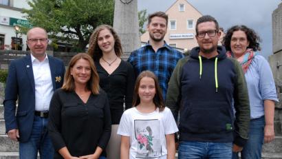 Bild: gbj
Für die Prinzenpaare gab es bei der Jahreshauptversammlung der Faschingsgesellschaft Plößberg kleine Präsente. Hinten von links: LVO-Präsident Arthur Troidl, Prinzessin Anna I., Prinz Philipp I. und Markträtin Tina Zeitler; vorne von links: Vorsitzende Tanja Gradl, Kinderprinzessin Romy I. und Präsident Uli Wittmann. Auf dem Bild fehlt Kinderprinz Simon IV.