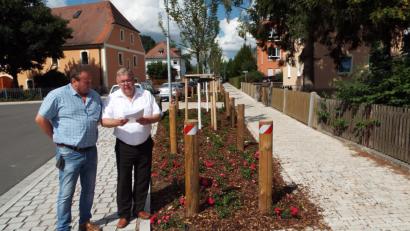Bild: e
In der Straße Auf der Loh zeigen sich nach Fertigstellung Bürgermeister Josef Reindl und Klaus Kittler vom Bauamt mit der Bepflanzung sehr zufrieben.