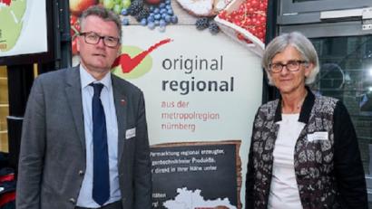 Bild: Henning Schacht
Christa Standecker, Geschäftsführerin der Metropolregion Nürnberg, freute sich mit Bürgermeister Michael Göth in Berlin über die gebotene Werbeplattform für regionale Produkte.