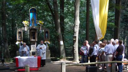 Bild: grm
Die Pfarreien Michldorf und Roggenstein beten am Johannisbrünnerl. Der Kirchenchor Michldorf begleitet die Andacht, an der in diesem Jahr wieder zahlreiche Gäubige teilnahmen.