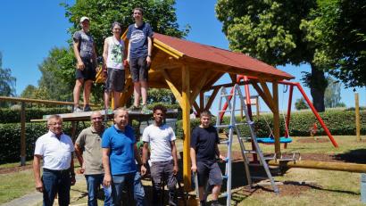 Bild: arw
Zufrieden mit der Arbeit der fünf Grafenwöhrer Berufsschüler sind Siedler-Vize Josef Wittmann, Schulleiter Peter Fleischmann und Zimmerermeister und Fachlehrer Michael Spörer (von links).