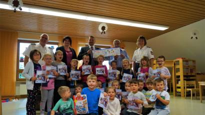 Bild: Arnold, Werner [ARW] (prarn@t-online.de)
Große Freude herrscht im KIndergarten über die Unterlagen zur Verkehrserziehung von Hans Holfeuer.