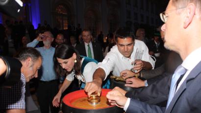 Bild: ui
Mit tatkräftiger Unterstützung der Zoigl-Wirte Reinhard Fütterer (links) sowie Thomas Seitz-Hartwich (Mitte) zapft Kunstministerin Marion Kiechle das erste Fass Bier ihres Lebens an.