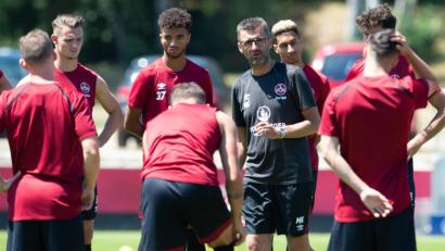 Bild: Timm Schamberger/dpa
Trainer Michael Köllner (3. von rechts) spricht zu den Spielern.