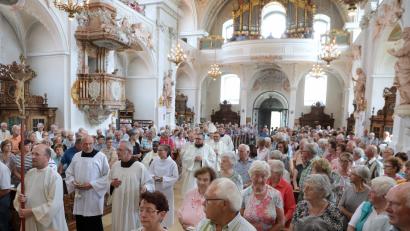 Bild: Wolfgang Steinbacher
Bei der Messe für Senioren aus Amberg und der Umgebung  mit Bischof Rudolf Voderholzer auf dem Bergfest ist die Mariahilfbergkirche voll besetzt.
