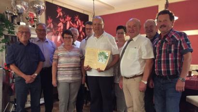 Bild: gpa
Unser Bild zeigt (vorne, von rechts) „Frohsinn“-Vize Max Ott, Sieglinde und Rudi Danzer, „Frohsinn“- Chef Erwin Dromann, Ludwig Scnneider, dritter „Frohsinn“ – Vorstand und (hinten von links) Klaus Lehl, VdK-Vorsitzender, Josef Rupprecht „Frohsinn“-Schatzmeister, Sohn Stefan, Tochter Michaela Danzer und Bürgermeister Peter Lehr.