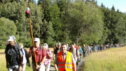 Bild: Karl Scheidler/exb
Aus Tradition trägt Bernd Stahl das Vortragskreuz ab der Pfarrkirche, bis Wolfgang Scheunemann die letzte Strecke zum Fahrenberg übernimmt. Insgesamt über 100 Pilger marschierten bei der 42. Fußwallfahrt mit.