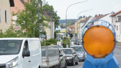 Bild: Schönberger, Gabi [gsb] (gabriele.schoenberger@oberpfalzmedien.de)
Dauerstaus an den Baustellen-Ampeln von und nach der Hammerweg-Brücke. Bild: Schönberger