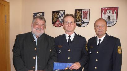 Bild: Amann
Bei seinem Antrittsbesuch im Rathaus bekam der Leitende Polizeidirektor Ludwig Härtl (Mitte) von Bürgermeister Armin Schärtl (links) ein Buch über Nabburg geschenkt. Ihn begleitete der Standortleiter, Polizeioberrat Helmar Termer (rechts).