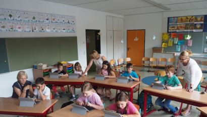 Bild: stn
Mit großem Eifer machten sich die Kids mit den neuen Tablets vertraut: vorne sitzend - Christine Langhammer = Vorsitzende des Fördervereins, hinten von lInks: Förderlehrerin Angelika Luber, Rektorin Heike Merther