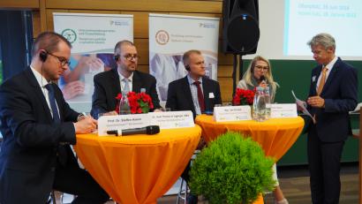 Bild: Bühner
Unter Moderation von OTH-Dekan Clemens Bulitta (Fünfter von links) diskutierten (von links) Professor Steffen Hamm, Geschäftsführer der Gesundheitsregion Plus Nordoberpfalz; Dr. Thomas Egginger, ärztlicher Direktor der Kliniken Nordoberpfalz ; Fachbereichsleiter Jan Karásek vom Gesundheitsamt Pilsen und Tina Hawel von der youtoo GmbH in Wien