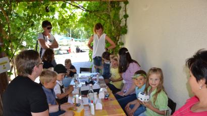 Bild: gi
Sehr viele Besucher kamen zum Pfarrfest. Für die Kinder wurde ein abwechslungsreiches Programm geboten wie Schatzsuchen, Basteln von Schatztruhen oder CD-Blumen, Kinderschminken und Kinderkarussell.
