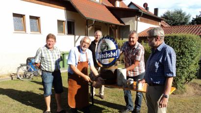 Bild: Kochherr
Für das Fischerfest zapfte Bürgermeister Manfred Rodde mit zwei Schlägen das Probefass an. Assistiert wurde er dabei von den beiden Anglervereinsvorständen Jürgen Müller (links) und Rudi Lindner (rechts).
