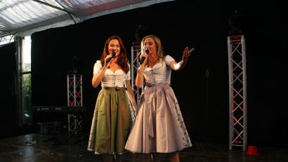 Bild: wro
Zusammen mit den Zillertaler Haderlumpen gewann das österreichische Gesangsduo Sigrid und Marina den Grand-Prix der Volksmusik 2007. Eine Auswahl ihrer und anderer bekannter Lieder stellten sie im "Gwäxhaus" vor.