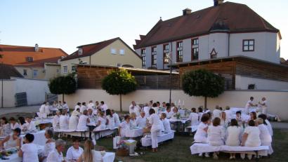 Bild: pz
Zum vierten Mal hatte die Gruppe Vita im Frauenbund zum "Weißen Dinner" in den Neuen Gärten  eingeladen.