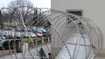 Bild: Stephan Huber
Stacheldraht über Tor 1 der Amberger Justizvollzugsanstalt. Der Freistatt stellt 8,9 Millionen Euro für mehr Sicherheit zur Verfügung.