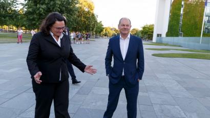 Bild: Carsten Koall/dpa
Bundesfinanzminister Olaf Scholz (SPD) und Andrea Nahles, SPD-Parteivorsitzende.