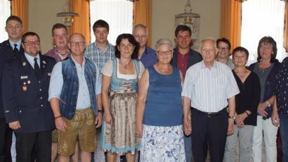 Bild: mmj
Mit Familienangehörigen und Vereinsvertretern feierte Alois Müller, daneben seine Frau Gerda, seinen 80. Geburtstag.