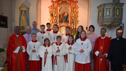 Bild: bnr
In einem festlichen Gottesdienst verabschiedete sich die Pfarrgemeinde Saltendorf von Kaplan Pater Peter Vattappara (links) und dem langjährigen Lektor Josef Kalb (Dritter von links). In die Schar der Ministranten wurden Melanie Braun (vorne Dritte von links) und Michael Maunz (vorne Vierter von links) neu aufgenommen.