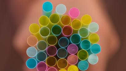 Bild: Patrick Pleul/dpa
Der Einzelhandelskonzern Rewe will künftig auf den Verkauf von Einweg-Trinkhalmen aus Plastik verzichten.