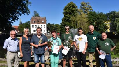 Bild: Gradl, Renate [RGR]
Roswitha Hößl (Vierte von links) wurde Fischerkönigin und Sascha Melchert (Vierter von rechts). Zweite Bürgermeisterin und Schirmherrin Anita Stauber (Zweite von links) gratulierte zum Königstitel.