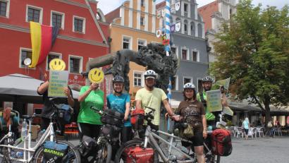 Bild: [OLR]
Sebastian Burger, Sabine Pagler Jürgen Keil, Kim Geißler und Gabi Helfers (von rechts) radeln für mehr Mut im Umgang mit Depression. Die Smileys sollen Betroffene repräsentieren, die es sich nicht erlauben können, ihre Depression öffentlich zu machen.