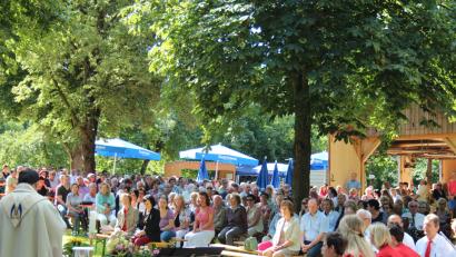 Bild: stg
Zum Auftakt des Kapellenfestes zelebriert Stadtpfarrer Konrad Amschl einen Feldgottesdienst.