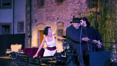 Bild: Tobias Schwarzmeier
Der Abgang ist so überhastet wie die Ankunft: Nach einem Streit mit ihrem Geliebten Elias Peißner flieht Lola Montez (Barbara Trottmann) aus Vilseck. Bild: Tobias Schwarzmeier