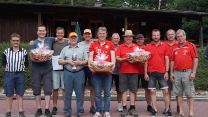 Bild: sgs
Die drei Erstplatzierten (von links) mit Schiedsrichter Georg Wilhelm, den Jungen Vätern, der Jägerschaft und dem Gartenbauverein erhalten vom Vorsitzenden Michael Zinkl (rechts) Pokal und Naturalpreise.