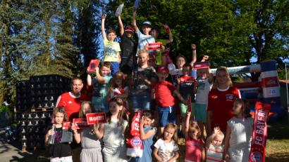 Bild: gi
Die Mädchen und Buben freuten sich über die Gewinne vom FC Bayern Fanclub Moosbach mit Vorsitzendem Thomas Grötsch und Vorstandsmitglied Stefanie Balk.