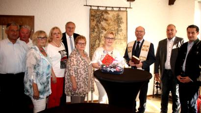 Bild: R. Kreuzer
"Hier ist der Kunde noch König", versichert Inhaberin Sabine Zenger (Mitte) bei der Eröffnung ihres "Weidener Kramerladls".