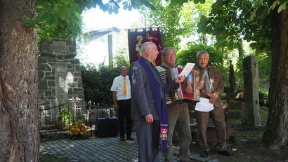 Bild: gz
Der Heimatverein um Vorsitzenden Waldemar Hansl, Monsignore Gerhard Hettler, Musiker Helmut Moll und Ehrenvorsitzenden Josef Hoffmann (von links) gedenkt den Verstorbenen.