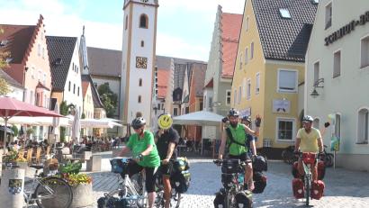 Bild: Hirsch (RHI), Rudolf [RHI] (RUDOLF.HIRSCH@T-ONLINE.DE)
Die Tandem-Fahrer der „Mut-Tour“ machten am Samstag in Schwandorf eine Pause und fuhren dann Richtung Regensburg weiter.    Bild: Hirsch