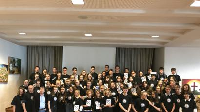 Bild: exb/Alexander Voss
Die beteiligten Schüler aus fünf  Ländern und deren Lehrer mit den erarbeiteten Geschichten sowie HCA-Schulleiter Dieter Meyer.