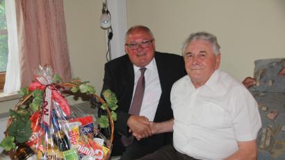 Bild: frd
An seinem Ehrentag dankt Bürgermeister Heinz Weigl (links) dem Jubialr besonders dafür, dass er sich über Jahrzehnte hinweg im Ehrenamt für seine Mitbürger in die Pflicht nehmen ließ.