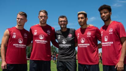 Bild: dpa
Die Neuzugänge des 1. FC Nürnberg (von links) Törles Knöll, Torwart Christian Mathenia, Trainer Michael Köllner, Kevin Goden und Timothy Tillman.