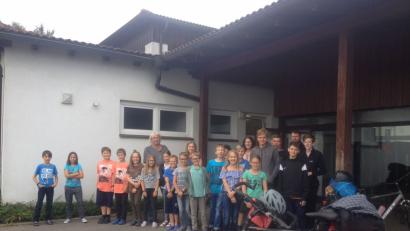 Bild: exb
Die 4. Klasse der Grundschule Konnersreuth zusammen mit den Radlern aus Berlin.