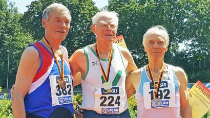 Bild: lst
Bei der deutschen Leichtathletik-Meisterschaft der Senioren in Mönchengladbach holte sich Karl Schmid (rechts) über die 100 Meter die Silbermedaille in seiner Altersklasse. Es siegte Guido Müller (Mitte), Dritter wurde Joachim Lange.