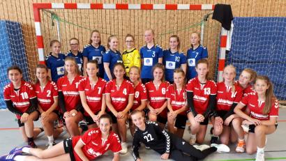 Bild: exb
Die Oberviechtacher C-Jugend und die Mädels von SG Raschau-Beierfeld hatten viel Spaß auf dem Spielfeld und auch beim anschließenden Feiern.