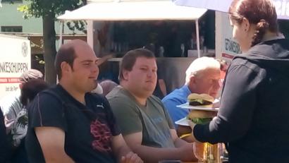 Bild: jsa
Die Besucher beim Fischerfest lassen es sich schmecken. Die Fischspezialitäten sind so begehrt, dass sich an den Verkaufsständen lange Schlangen bilden.