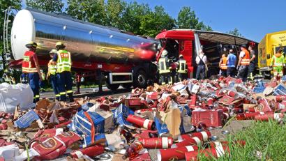 Bild: Petra Hartl
Bei einem Unfall auf der A 6 zwischen Alfeld und Sulzbach-Rosenberg wird ein Mann verletzt. Der Lkw-Fahrer fuhr ungebremst in einen anderen Lkw.