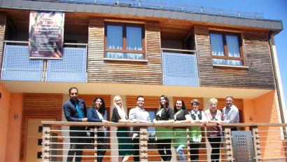 Bild: gis
Sie freuen sich auf die Eröffnung am Samstag: 
Von links auf der Terrasse:  die Inhaber Zarah und Reza mit ihren Ehepartnern ,  Mitarbeiterinnen ,  Angelika und Franz Tauber.