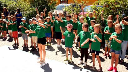 Bild: Kreuzer, Reinhard
Die Kinder des "Tohuwabohu" tanzen zum Weltmeistersong.