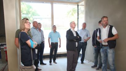 Bild: lma
Der CSU-Ortsverband hat sich auf der Baustelle der neuen Kinderkrippe in Ensdorf umgesehen. Die Besucher freuen sich über die hellen und  Licht durchfluteten Räume.