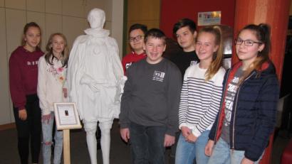 Bild: dob
Die Gips-Statue von Pfalzgraf Friedrich, dem Namensgeber der Mittelschule, bringt den Schülern Glück.