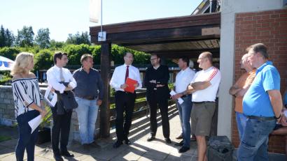 Bild: bey
Im Gespräch mit Finanz- und Heimatminister Albert Füracker (Vierter von links) über die Freibadsanierung: Bürgermeisterin Andrea Lang, CSU-Kreisvorsitzender Stephan Oetzinger, Stadtrat Stefan Voit (von links) sowie Stefan Kabitschke, Vorsitzender des Freibadfördervereins, Geschäftsleiter Günter Gschwindler, CSU-Fraktionsvorsitzender Josef Windirsch, Bürgermeister Rainer Rewitzer und Landrat Andreas Meier (von rechts).