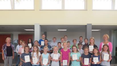 Bild: jzk
Sportlehrerin Birgit Emerig (links) und Rektorin Christine Wiesend (rechts) gratulieren den Supersportlern der Grund- und Mittelschule Kemnath zu ihren herausragenden Leistungen und überreichen ihnen die Ehrenurkunden..