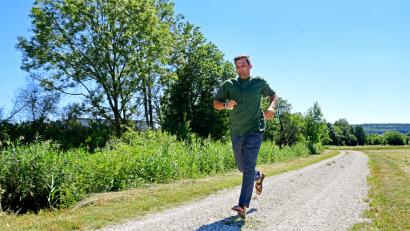 Bild: Hartl
Der Firmenlauf-Organisator Sven Hindl testet schon mal die Strecke. Der Startschuss fällt am Mittwoch, 11. Juli, um 18.30 Uhr.