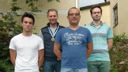 Bild: dl
Uwe Spachtholz, Ferdinand Stipberger, Achim Hüttner und Michael Buchbinder bei der Siegerehrung nach dem Wettkampf.